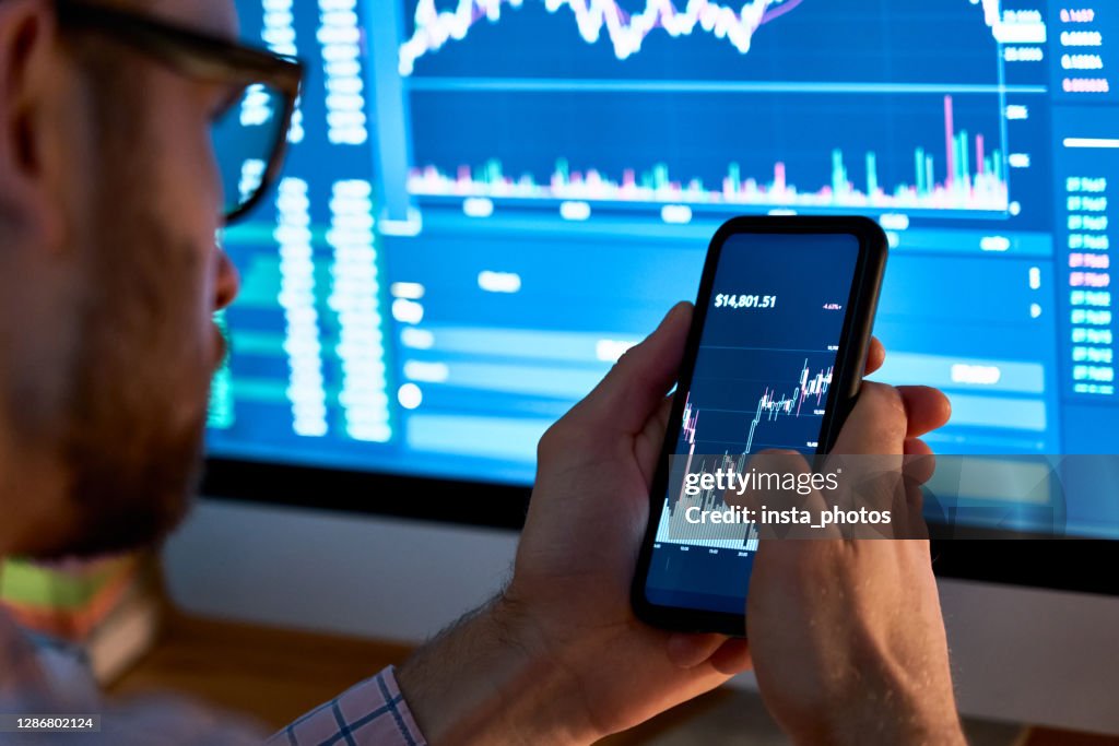 Business Man Trader Investor Analyst mit Handy-App-Analysen für Kryptowährung Finanz-Börsenanalyse analysieren Graph Trading-Index-Investitionswachstumschart auf dem Smartphone-Bildschirm.