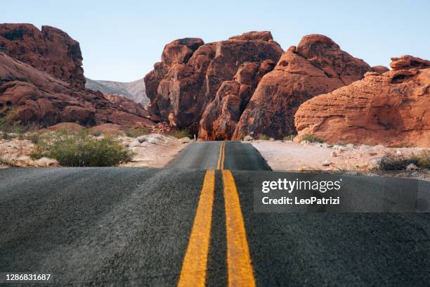 asfalt väg som går genom red rocks vackra landskap i den vilda sydvästra usa - red rocks bildbanksfoton och bilder