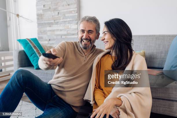 casal maduro assistindo tv em casa - television studio - fotografias e filmes do acervo