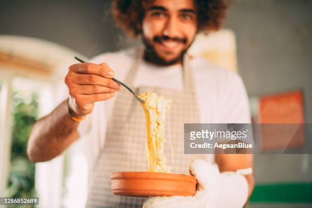 chef's special, mac en kaas - macaroni and cheese stockfoto's en -beelden