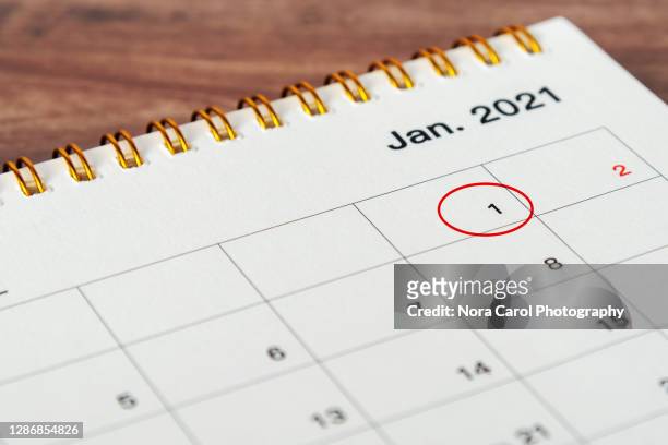 circled january 1st 2021 calendar - planning photos et images de collection