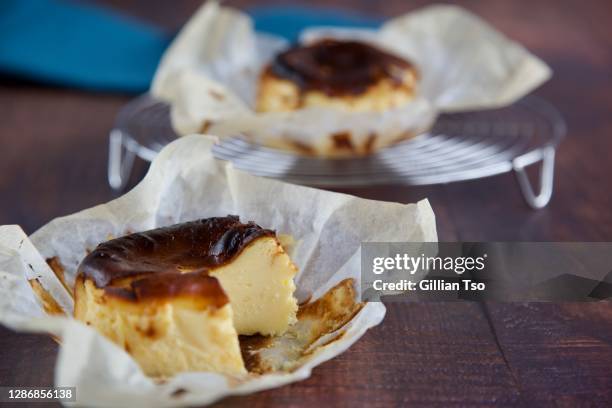 basque burnt cheesecake - comunidad autónoma del país vasco fotografías e imágenes de stock