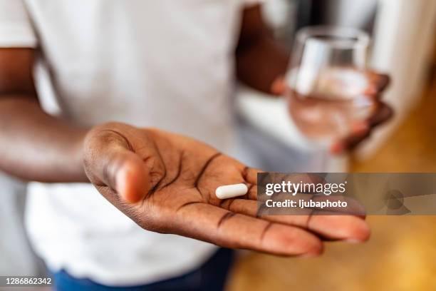 zeit für meinen täglichen schub - tabletten schlucken stock-fotos und bilder