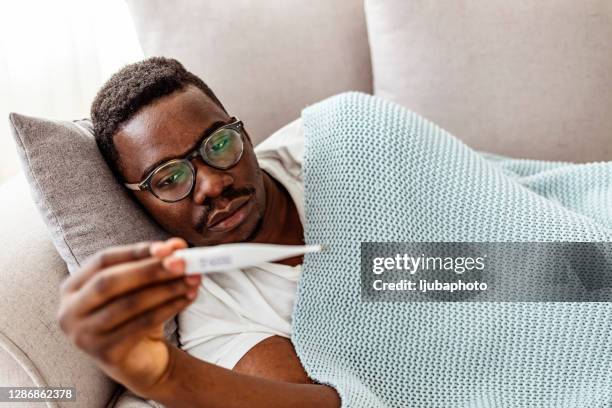 può essere preoccupante vedere un picco di temperatura - febbre foto e immagini stock