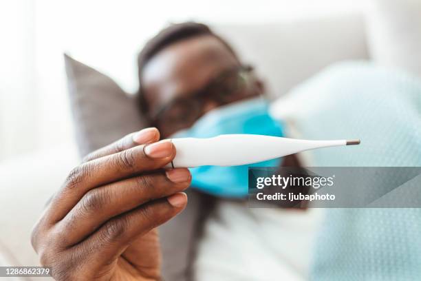 vérifiez votre température deux fois par jour - température photos et images de collection