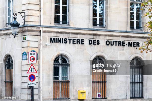 parijs: ministerie van overzeese zaken - defensive coordinator stockfoto's en -beelden