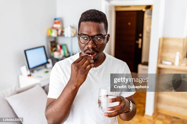 gestire il dolore in modo che possa tornare ad essere produttivo - prendere-le-pillole foto e immagini stock