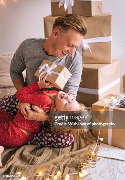 happy father playing with laughing little 5 year old daughter on christmas at home - 2 year old blonde girl father stock-fotos und bilder