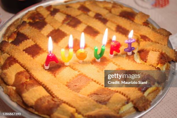 illuminated candles on birthday cake - italiaanse tekst stockfoto's en -beelden