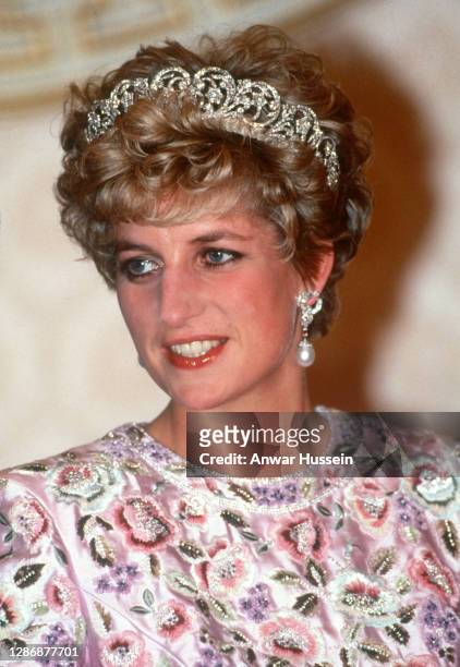 Princess Diana 1992 Korea Photos and Premium High Res Pictures - Getty ...