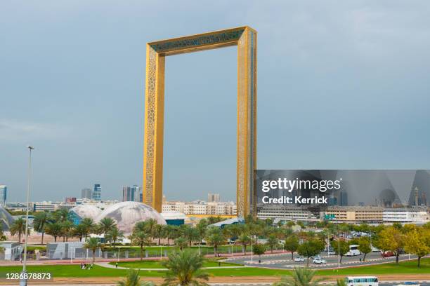 het dubai frame - shinging gouden gebouw om dubai te bezoeken vanaf hoogte - dubai frame stockfoto's en -beelden