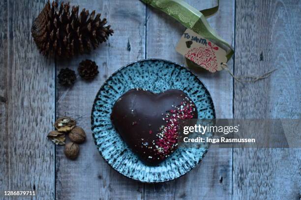traditional danish gingerbread honey heart - chocolate heart stockfoto's en -beelden