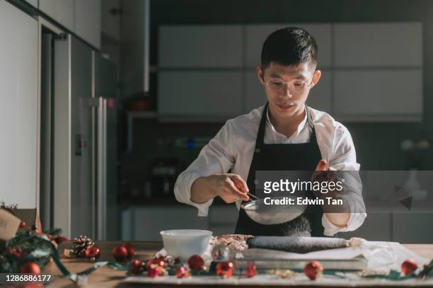 asiático chef de postre chino desempolvando en el pan corto de comida dulce chocholate en la cocina - powdered sugar sifter fotografías e imágenes de stock