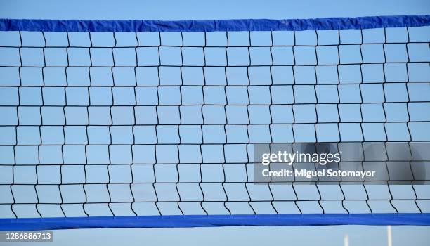 blue volleyball net - volleyball netz stock-fotos und bilder