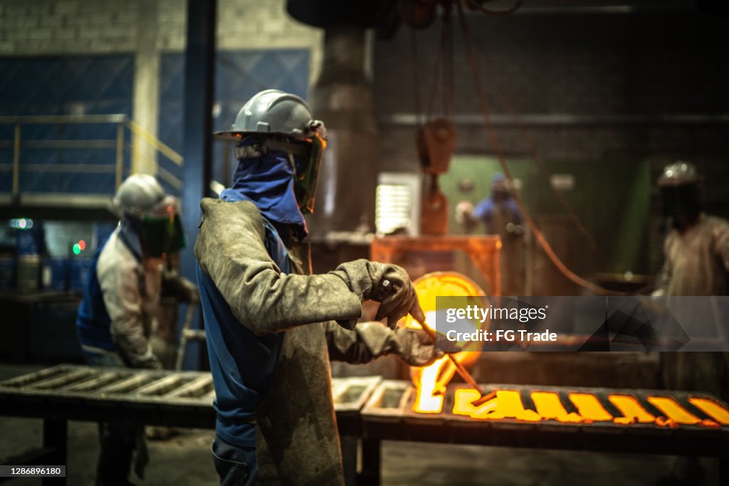 Metaalindustrie werk - gieten gesmolten metaal