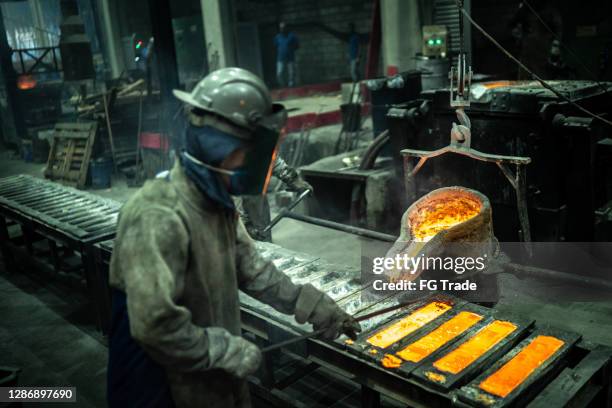 metal industry work - pouring molten metal - foundry worker stock pictures, royalty-free photos & images