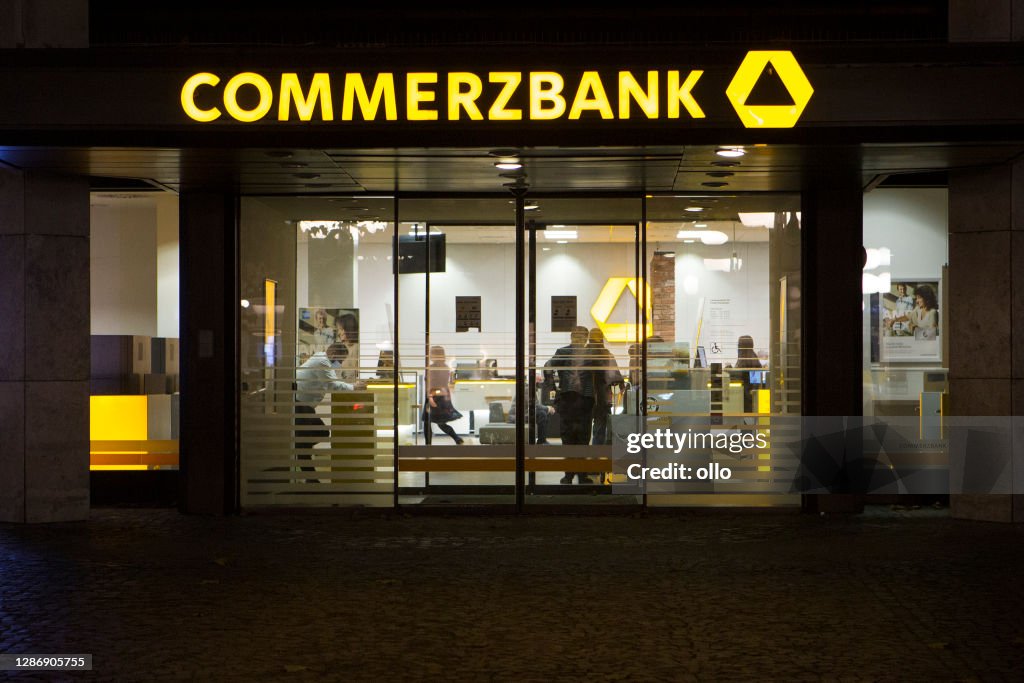 Ingang en teken van filiaal Commerzbank