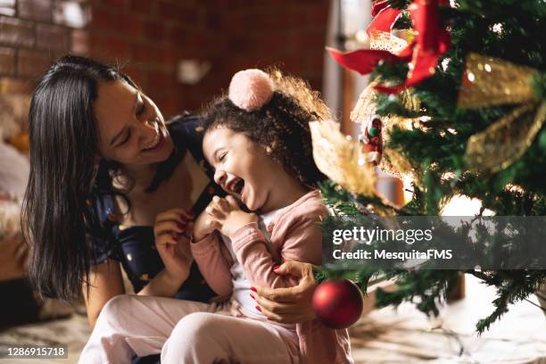 smiling family celebrating christmas - chrismas brasil imagens e fotografias de stock