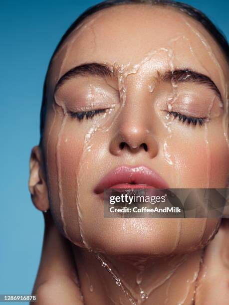 femme se lavant le visage - woman face cleaning photos et images de collection