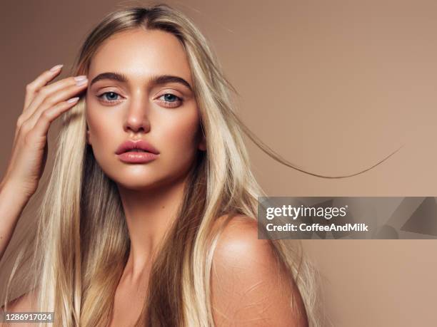 porträtt av en vacker kvinna med naturlig make-up - blond hair bildbanksfoton och bilder