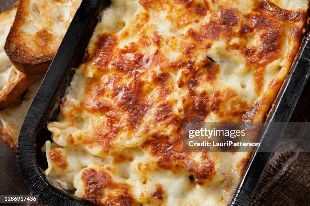 take out creamy chicken alfredo lasagna with garlic bread - lasagna stock pictures, royalty-free photos & images