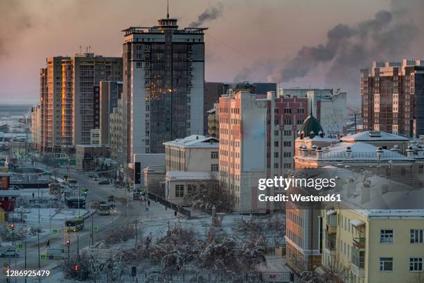 russia, republic of sakha, yakutsk, city at winter dusk - siberia imagens e fotografias de stock