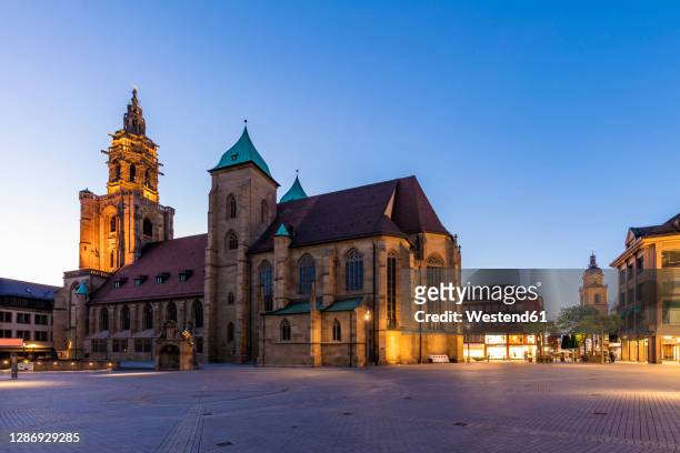 germany, baden-wurttemberg, heilbronn, empty square in front of saint kilians church at dusk - heilbronn stock-fotos und bilder