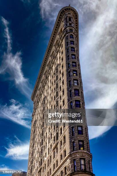 flatiron building in manhattan against sky, new york, usa - flatiron building stock pictures, royalty-free photos & images