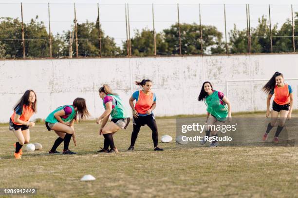 kvinnliga rugbylag som har en träningsövning - sports training drill bildbanksfoton och bilder