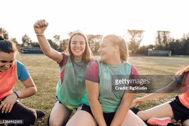 mädchen aus dem rugby-team feiern ihren sieg - sports training drill stock-fotos und bilder