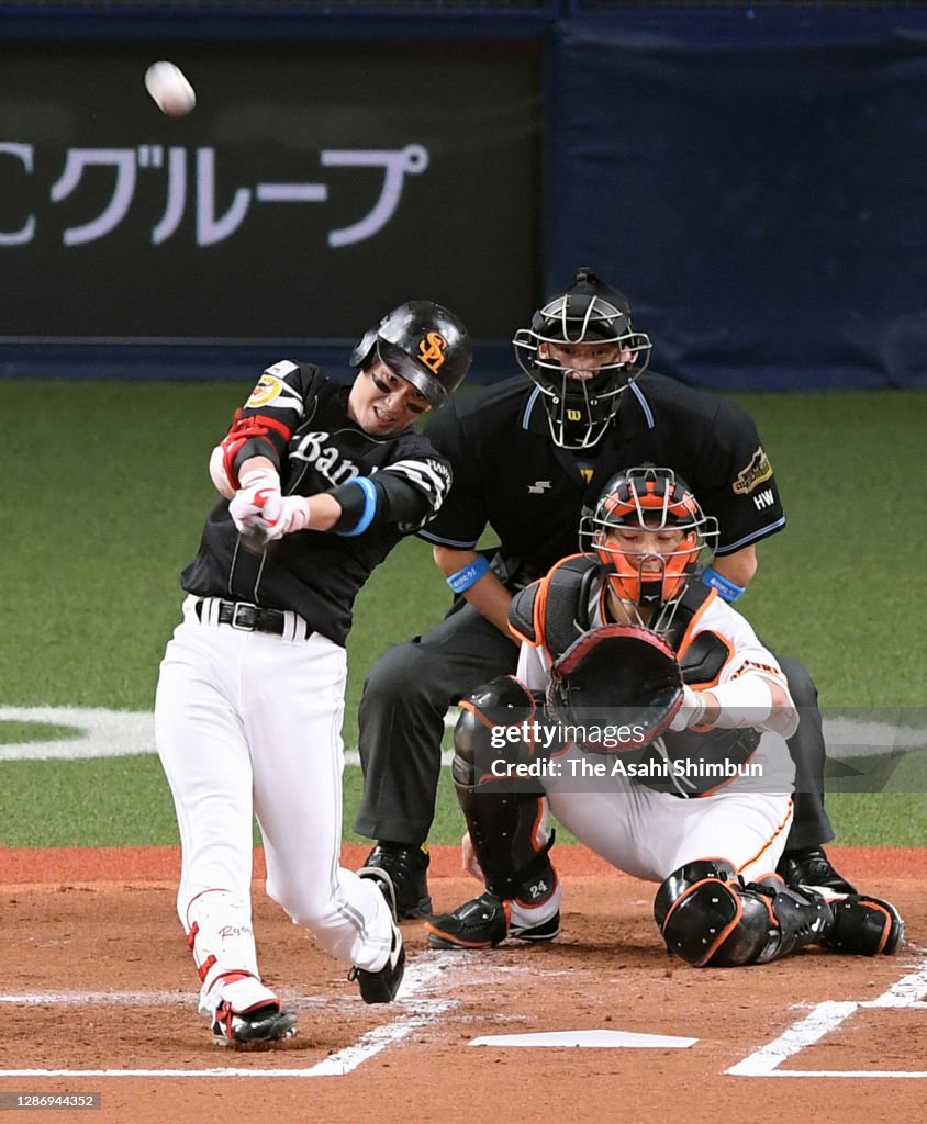 Fukuoka SoftBank Hawks v Yomiuri Giants - Japan Series Game 1