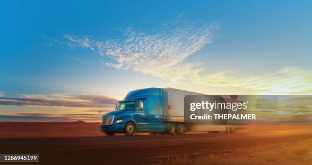 blauw-witte semi-vrachtwagen die op één enkele steegweg de v.s. versnelt - semi truck stockfoto's en -beelden