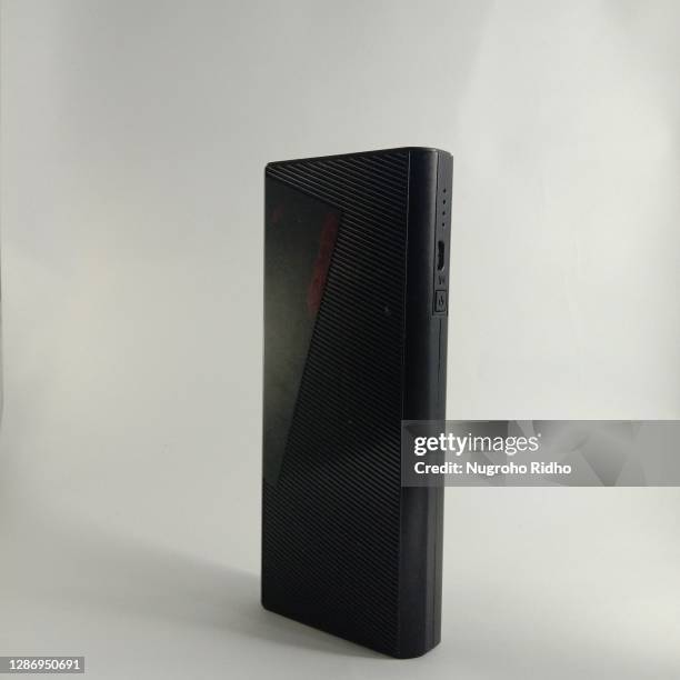 standing black powerbank - powerbank stock-fotos und bilder