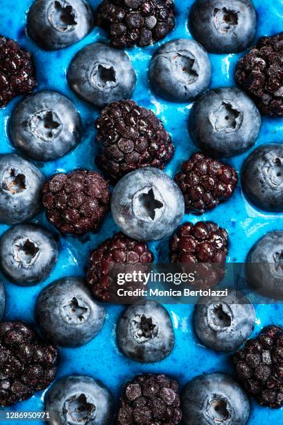 blueberries smoothie bowl close up - blue bowl stock-fotos und bilder