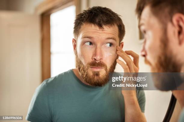 sicherstellung seiner guten hautpflege - faltenreduktion stock-fotos und bilder