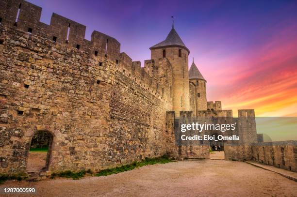 walls of carcassonne at sunset - carcassonne imagens e fotografias de stock