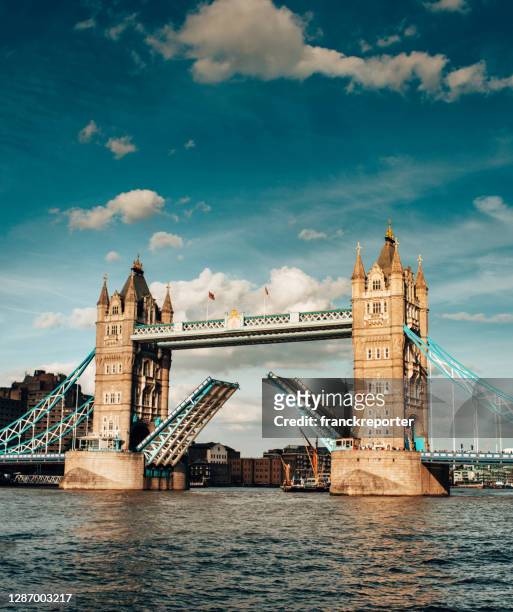puente de torre abierta - london tower bridge fotografías e imágenes de stock