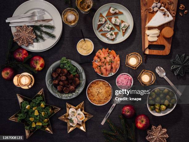 typisch smörgåsbord voor kerstmis een beetje van alles geschikt voor kleinere bijeenkomsten - christmas food stockfoto's en -beelden