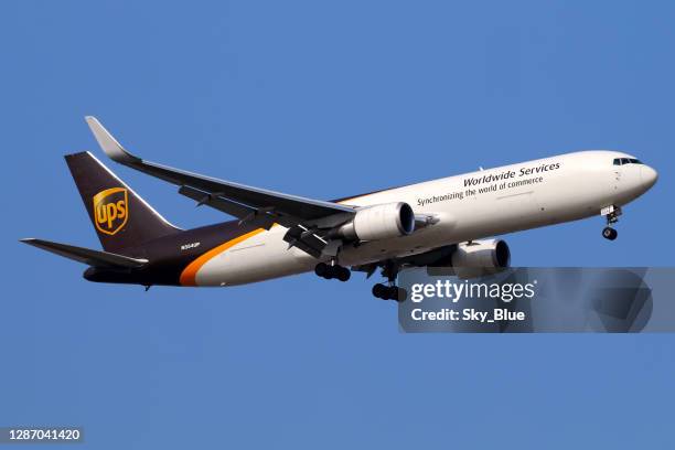 united parcel service cargo aircraft - ups plane stock pictures, royalty-free photos & images