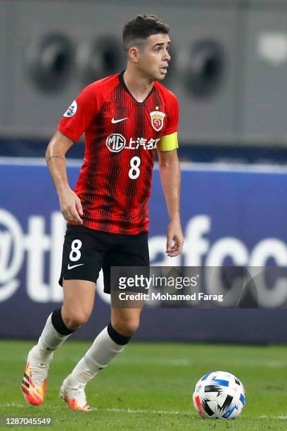 Shanghai's midfielder Oscar looks for a pass during the AFC Champions League Group H match between Jeonbuk Hyundai Motors and Shanghai SIPG at the...