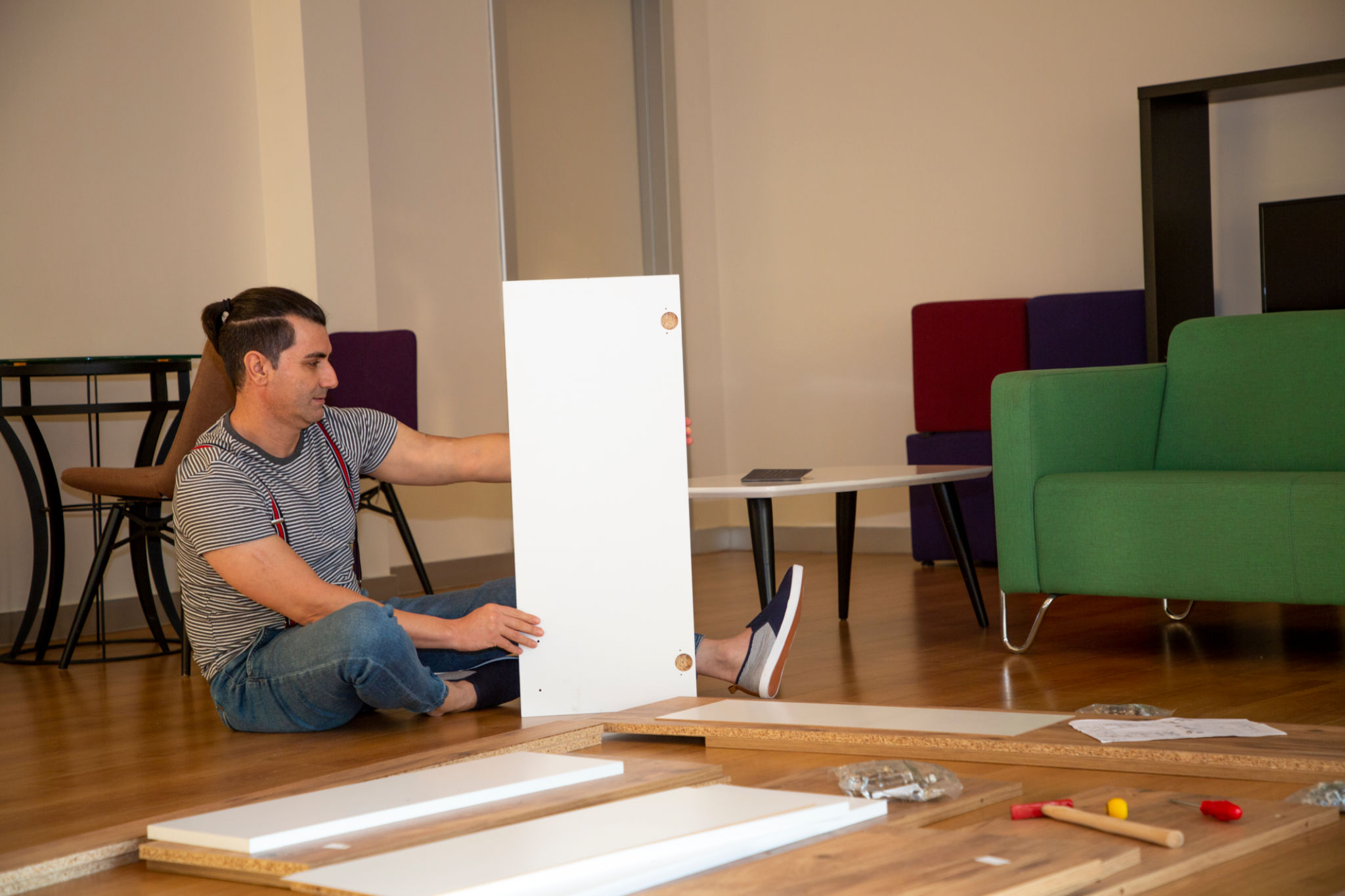 Om imprejmuit de mobilier nemontat Om imprejmuit de mobilier nemontat
