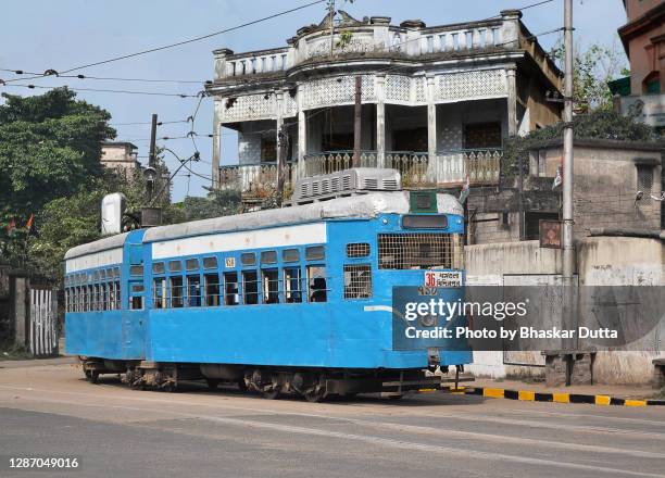 tram of kolkata - straßenbahnstrecke stock-fotos und bilder