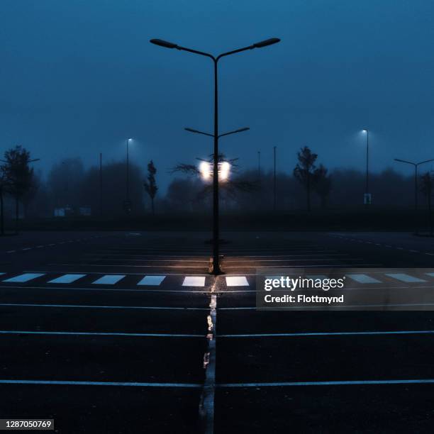 foggy morning on an empty parking lot - dividing line road marking stockfoto's en -beelden