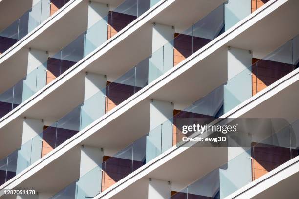 balcones en edificio de apartamentos moderno - buildings fotografías e imágenes de stock