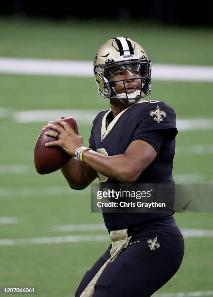 Jameis Winston of the New Orleans Saints warms up before the game against the Atlanta Falcons at Mercedes-Benz Superdome on November 22, 2020 in New...