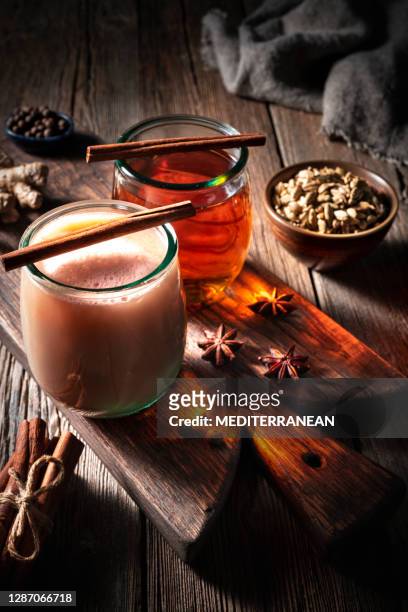 thee of chai thee op houten raad met kruiden gezellige hete drank - chai stockfoto's en -beelden