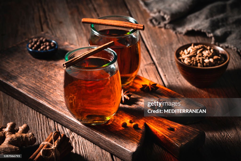 Té o té Chai sobre tabla de madera con especias acogedora bebida caliente