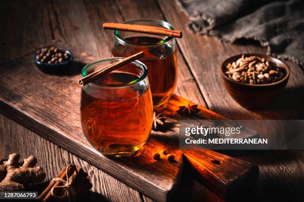thé ou thé de chai sur la planche en bois avec la boisson chaude confortable d’épices - chai photos et images de collection