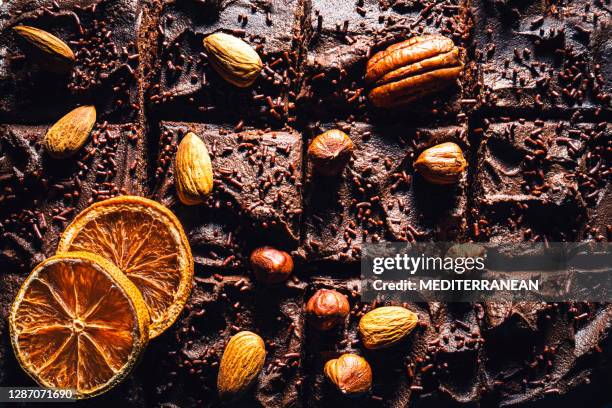 brownie chocoladecake in vierkanten macro met noten - chocolat texture stockfoto's en -beelden