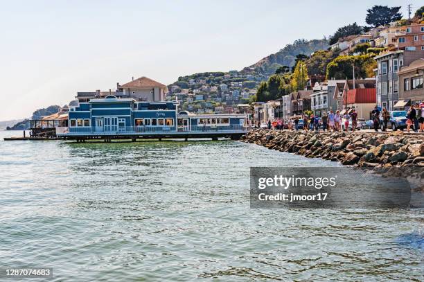 sausalito bay gehweg mit einzelhandel und wohnen viele menschen - sausalito stock-fotos und bilder